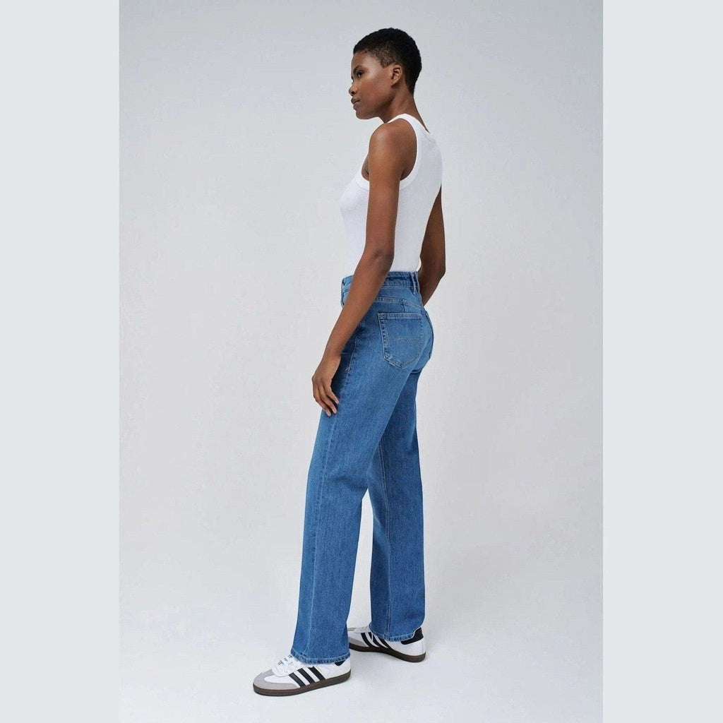 Maison Sarava women's straight leg blue denim jeans with five pockets and a relaxed fit.