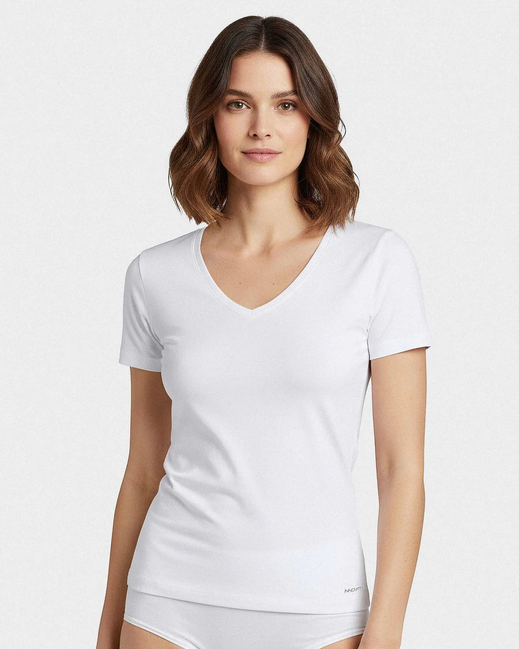 Maison Sarava white V-neck t-shirt made from cotton and viscose with Outlast® technology for temperature regulation.